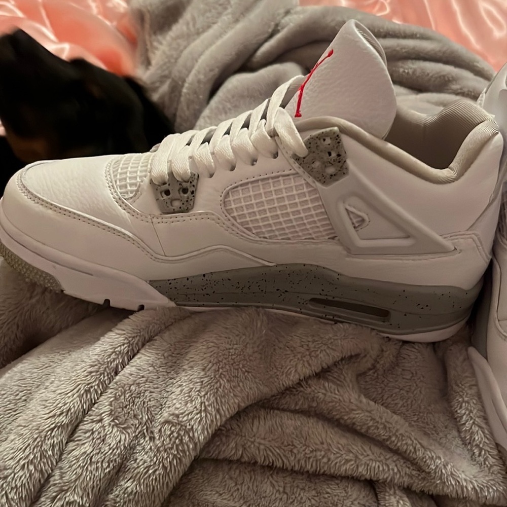 Women’s 8 Jordan 4 Oreos grade school. Only wore once.